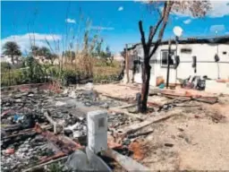  ??  ?? Una de las viviendas sufrió un incendio hace semanas y quedó calcinada.