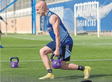  ?? TINO GIL/REAL ZARAGOZA ?? Víctor Mollejo, al final de la pasada semana, apurando su vuelta a los terrenos de juego.