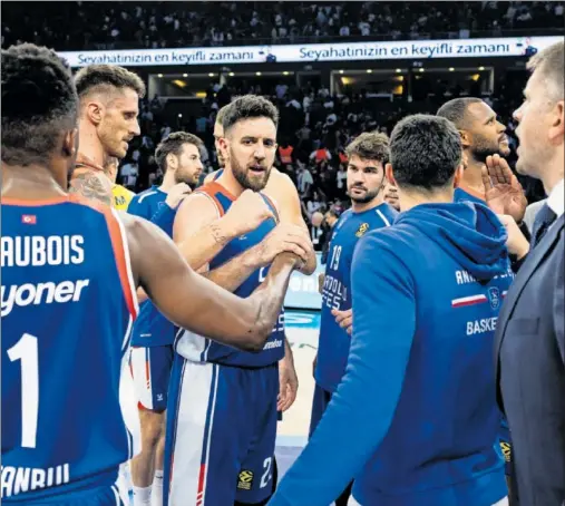  ?? ?? Vasilije Micic, MVP de la pasada Final Four, rodeado por Beaubois, Polonara y varios de sus compañeros en el Anadolu Efes.