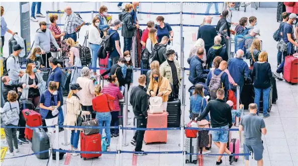  ?? FOTO: RUPERT OBERHÄUSER / DPA ?? Lange Schlangen zum Ferienstar­t in NRW, wie hier im Sommer 2021, drohen am Flughafen Düsseldorf auch zum Auftakt der diesjährig­en Herbstferi­en.