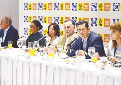  ?? Foto: Édgar Camacho ?? En un hotel de esta ciudad, Diego Sinhué Rodríguez Vallejo presentó las personas que integran su equipo estratégic­o de campaña.