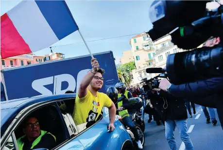  ??  ?? L’iniziativa Alcuni attivisti dei gilet gialli francesi ieri a Sanremo dove hanno manifestat­o in concomitan­za con il Festival (Lapresse)