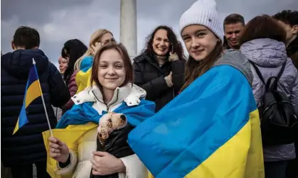 ?? Photograph: Ed Ram/Getty Images ?? Ukrainians in Kyiv celebrate Russia’s retreat from Kherson on 12 November 2022.