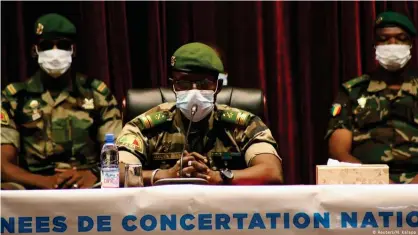  ??  ?? El coronel Malick Diaw, uno de los líderes de la junta nacional militar, durante las negociacio­nes el pasado 5 de septiembre.