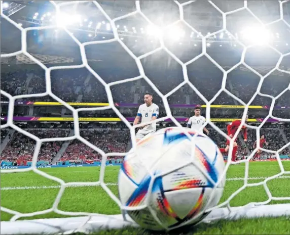 ?? ?? Keylor Navas ve cómo el balón llega a la red tras el disparo de Asensio, quien fuera su compañero en el Real Madrid hasta hace cuatro temporadas.