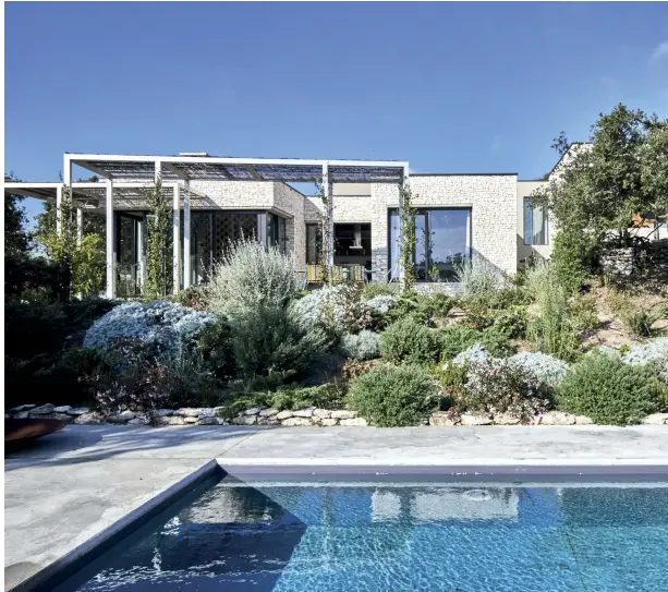  ??  ?? A SINISTRA, IL PATIO DEDICATO ALLA ZONA PRANZO OUTDOOR ARREDATA CON UN PERGOLATO LEGGERO IN FERRO. SOPRA, LA PISCINA.
LEFT, THE PATIO WITH OUTDOOR EATING AREA EQUIPPED WITH A LIGHT IRON PERGOLA. ABOVE, THE POOL.