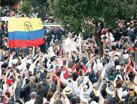  ??  ?? El Pontífice a su llegada a la misa masiva que encabezó ayer en Bogotá. Hoy estará en Villavicen­cio, donde se reunirá con víctimas del conflicto armado.