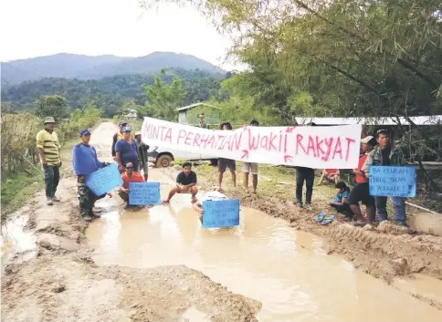  ??  ?? Demonstrat­ors in Ba Kelalan demanding the road to be repaired as soon as possible.