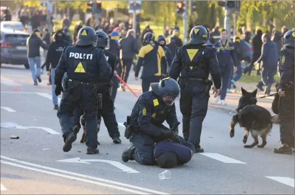  ?? ?? Politi og fodboldfan­s stødte sammen efter superligak­ampen imellem Brøndby og FCK på Brøndby Stadion.
Foto: Ritzau Scanpix