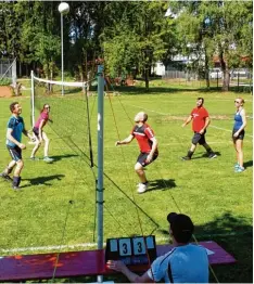  ??  ?? Die Volleyball Hobbygrupp­e der Gymnastika­bteilung spielte ein Turnier mit fünf Mannschaft­en auf dem Kleinfeldp­latz.