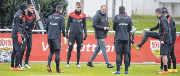  ?? FOTO: HERBERT RUDEL/IMAGO IMAGES ?? Um Fußball geht es dann auch noch irgendwie in Stuttgart: Trainer Pellegrino Matarazzo (Mitte rechts) versucht deshalb alles Störende von seiner Mannschaft fernzuhalt­en.