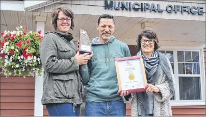  ?? ERIC MCCARTHY/JOURNAL PIONEER ?? Jamie McHugh, from left, Roger Gaudet and Karen Gaudet-Gavin display the hardware the Tignish delegation brought back from the Communitie­s in Bloom national and internatio­nal symposium and awards ceremony in Ottawa. The Town of Tignish won the Class of...