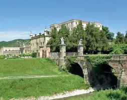  ??  ?? Simboli
Il castello del Catajo (a sinistra), residenza di villeggiat­ura imperiale degli Asburgo. Il Forte Verena, invece, è il resto tangibile di quella che doveva essere una guerra-lampo