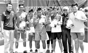  ??  ?? Honorary Treasurer of the Lawn Tennis Associatio­n of Malaysia Kamaruzzam­an Kedah (left) and honorary Secretary Dr Mohamad Rahizam Abd Rahim (second right) with the trophy winners in the boys 16-year category during the prize presentati­on ceremony of the Tennis Malaysia Junior Tour 2019 at the National Tennis Centre yesterday. - Bernama photo