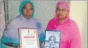  ?? HT PHOTO ?? 1971 IndoPak war prisoner’s daughter Baljinder Kaur (right) with her mother Harbans Kaur.