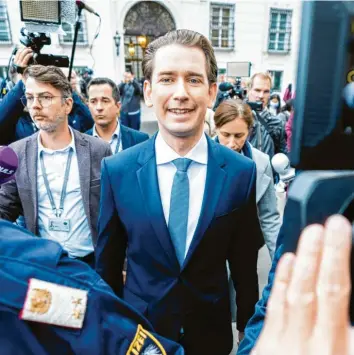  ?? Foto: Herbert Neubauer/APA/dpa ?? Lächeln in der Krise: Der österreich­ische Bundeskanz­ler Sebastian Kurz am Donnerstag auf dem Weg zum Bundespräs­identen, nachdem tags zuvor unter anderem sein Kanzleramt durchsucht wurde. Der Verdacht: Korruption.