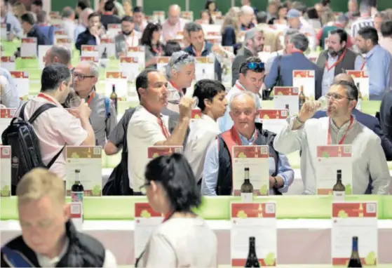  ?? FENAVIN ?? Compradore­s catan caldos en la Feria Nacional del Vino (Fenavin) celebrada la semana pasada en Ciudad Real.