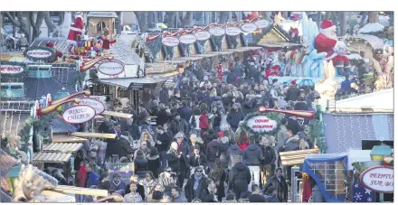  ??  ?? Avant que le vent ne souffle le er janvier, le Village de Noël ressemblai­t à un premier samedi de soldes.