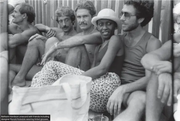  ??  ?? Bethann Hardison unwound with friends including designer Ronald Kolodzie wearing tinted glasses.