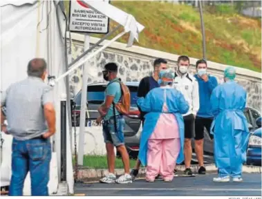  ?? MIGUEL TOÑAS / EFE ?? Pruebas PCR ayer en el hospital de Basurto de Bilbao a los clientes de una discoteca de la capital vizcaína.