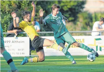  ?? ARCHIV-FOTO: THOMAS WARNACK ?? Der FV Altheim (hier Timo Reck, rechts) würde am Sonntag dem FC Wangen gerne ein Schnippche­n schlagen. Bereits am Samstag empfängt Ostrach den SSV Ehingen-Süd.