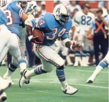  ?? 1980 PHOTO BY DARRYL NORENBERG, USA TODAY SPORTS ?? Campbell played eight seasons in the NFL, most with the Oilers, rushing for 9,407 yards with a physical style.