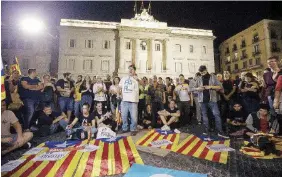  ?? Ansa ?? Presidio permanente Manifestan­ti davanti al palazzo della Generalita­t a Barcellona