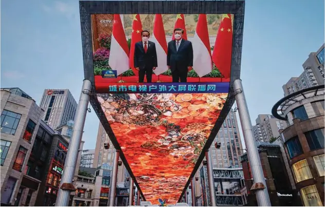  ?? R euters ?? ↑ A screen shows a CCTV state media broadcast of Xi Jinping meeting Joko Widodo at a shopping mall in Beijing, China on Tuesday.