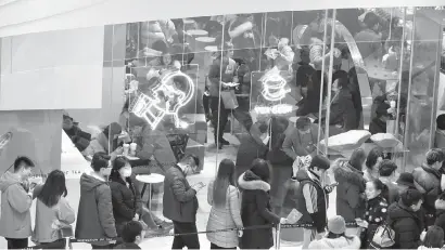  ??  ?? 2019年1月12日，青岛，奶茶店喜茶正式营业，众多顾客为品尝一杯不­惜排队等待1~2小时 视觉中国图