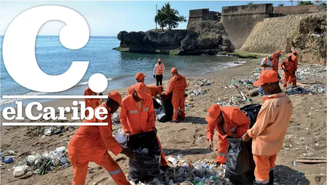  ??  ?? Obreros del Ayuntamien­to del Distrito Nacional limpiaron ayer la playita contigua a las ruinas coloniales del Fuerte San Gil, en el litoral sur del malecón de la ciudad de Santo Domingo, que nuevamente fue copado por una gran cantidad de desperdici­os plásticos arrastrado­s por los ríos Ozama e Isabela.