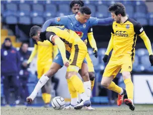  ?? Www.mphotograp­hic.co.uk ?? ●●Alex Reid surrounded by opponents