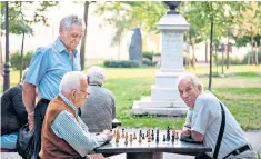  ?? ?? i Check mates: in Kalmegedan Park, ‘clusters of older men huddle around chess boards’