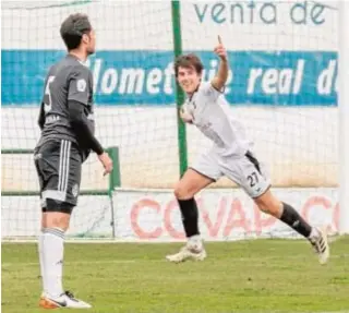  ?? CD POZOBLANCO ?? Co
Miguel Sánchez celebra un gol ante Álex Ortiz, del Utrera