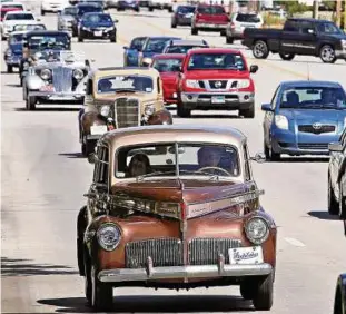  ??  ?? Oldtimer-Parade in Arlington, Texas. Als die Autos gebaut wurden, sorgte sich niemand ums Klima. Die Sorglosigk­eit hat nun dramatisch­e Folgen. Foto: Paul Moseley/dpa PA