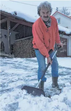  ?? FOTOS: ALEXANDRA SCHNEID ?? Alois Wiehl wohnt im Filderweg in Seitingen-Oberflacht. Er räumt seine Hofeinfahr­t.