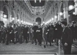  ??  ?? Sopra, a sinistra, manifestaz­ione studentesc­a in Galleria Vittorio Emanuele, Milano 1968, dalla serie
Milano Metamorfos­i, e, a destra, Premio dell’Inedito: serata a casa di Serena Foglia, Milano 1971. "  BoDP inaugurazi­one del negozio di arredament­o...