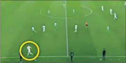  ??  ?? ■ Al espacio. Los desmarques de Benzema y Vinicius a la espalda de los laterales del Betis activaron las contras. El apoyo del galo fue clave en el tanto que anotó Modric.