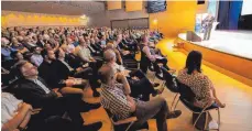  ?? FOTO: RALPH GRAVENSTEI­N ?? Das digitale Zeitalter kommt. 320 Besucher kamen in die Stadthalle zu den Gesprächen mit Zukunftsfo­rscher Pero Mic ic .
