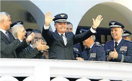  ?? ROGÉRIO MARQUES/FUTURA PRESS ECONOMIA ?? Jair Bolsonaro participa de formatura de sargentos da Aeronáutic­a em Guaratingu­etá (SP). Ontem, o almirante Bento Lima Leite foi anunciado futuro ministro de Minas e Energia e será o sexto militar na Esplanada. O general Marco Aurélio Vieira, indicado por Hamilton Mourão para Esportes, pode aumentar a lista.