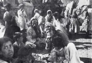  ??  ?? Osmanlı hükümetini­n Tehcir Kanunu’nu çıkarmasın­dan sonra Mayıs 1915 tarihinden itibaren zorunlu olarak göç ettirilen Ermenilerd­en bir grup kadın ve çocuk.