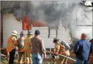  ?? PHOTO BY JOHN BECHTOLD ?? Flames and smoke pour out of the house at 95 Florence St. in Kingston, N.Y., on Sunday.