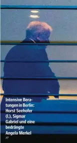  ??  ?? Intensive Beratungen in Berlin: Horst Seehofer (l.), Sigmar Gabriel und eine bedrängte Angela Merkel