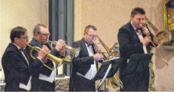  ?? FOTO: RUTH MARIA SCHWAMBORN ?? Gehen es ruhig und besinnlich an: Quattro Brass in der Kirche St. Gangolf.