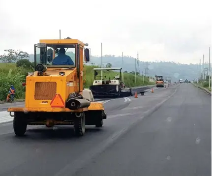  ??  ?? AMPLIACIÓN. La maquinaria coloca la última capa asfáltica en el tramo 3.