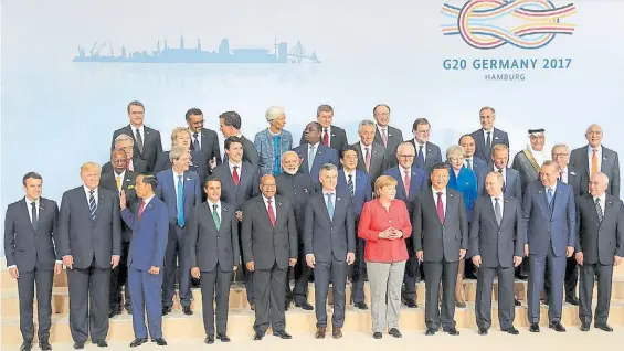  ??  ?? La foto de familia. Los mandatario­s en la última cumbre del G20 que tuvo lugar en Hamburgo en medio de graves disturbios.
