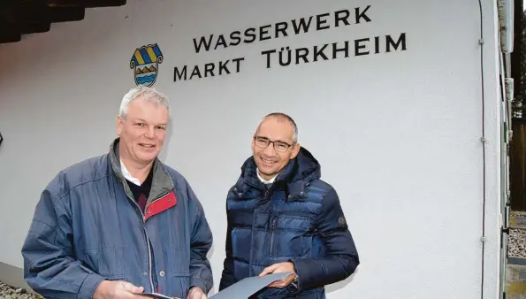  ?? Foto: Alf Geiger ?? Marktbaume­ister Christian Schinnagel (links) und Türkheims Bürgermeis­ter Christian Kähler hoffen, dass sich die Türkheimer Trinkwasse­r Misere bald ihrem lang ersehnten Ende zuneigt. Die Spülung des Leitungs netzes ist beendet, jetzt werden regelmäßig...