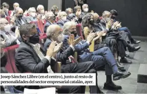  ??  ?? Josep Sánchez Llibre (en el centro), junto al resto de personalid­ades del sector empresaria­l catalán, ayer.