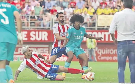  ?? FOTOS: ERASMO FENOY ?? Tomás se lanza al balón ante Peter, marcado por Figueras, la pasada temporada.