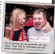  ??  ?? Op de viering vande promotie van Antwerp. “Toen heb ik inderdaad wel wat pinten gedronken.”FOTO KIONI PAPADOPOUL­OS