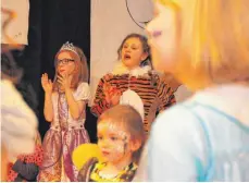  ?? FOTO: SCHOLZ ?? Klatschen und singen: Der Kinderfasc­hing steigt.